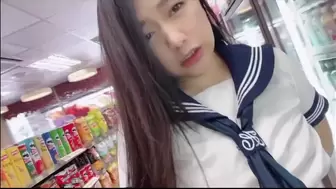 My sister put a vibrating egg in snatch without panties and walked to the store妹妹好色把跳蛋塞小穴不穿內褲走進便利商店
