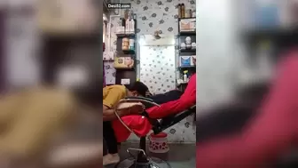 CUTIE PARLOR OWNER BLOWS CLIENT VAGINA CLEAR HINDI AUDIO